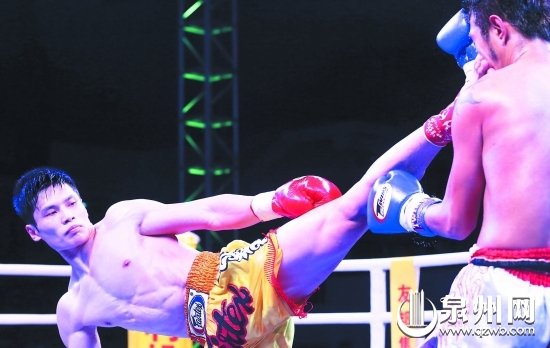 盧冬強(qiáng)(左)在家鄉(xiāng)父老面前證明自己的實(shí)力