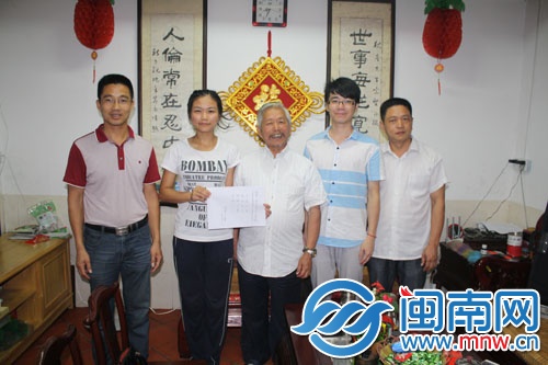 會長題字 與實踐團負責人合影