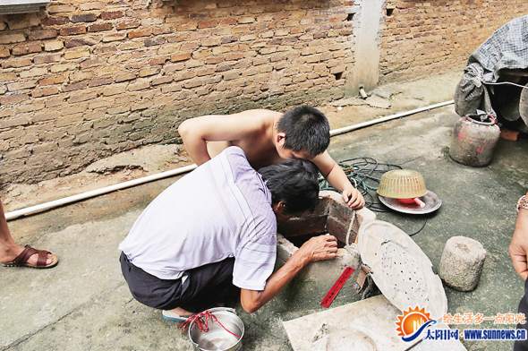 村民在井邊觀望，記者用自帶的溫度計(jì)一測(cè)，井水高達(dá)