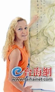 意大利女油畫家獨(dú)愛廈門 在油畫上用中文寫詩歌