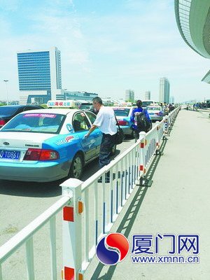 的士在廈門北站出發(fā)層違停攬客。