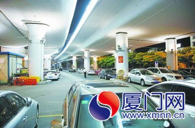 演武大橋橋下停車場的小轎車車位都租給了周邊居民