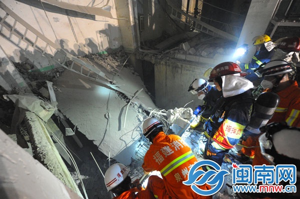 消防隊(duì)員進(jìn)入車間一樓搜救