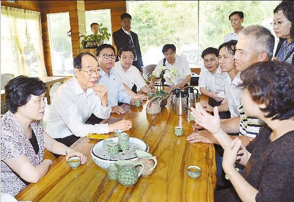 7日下午，省委書記尤權(quán)在臺灣南投縣民宿松園山莊與