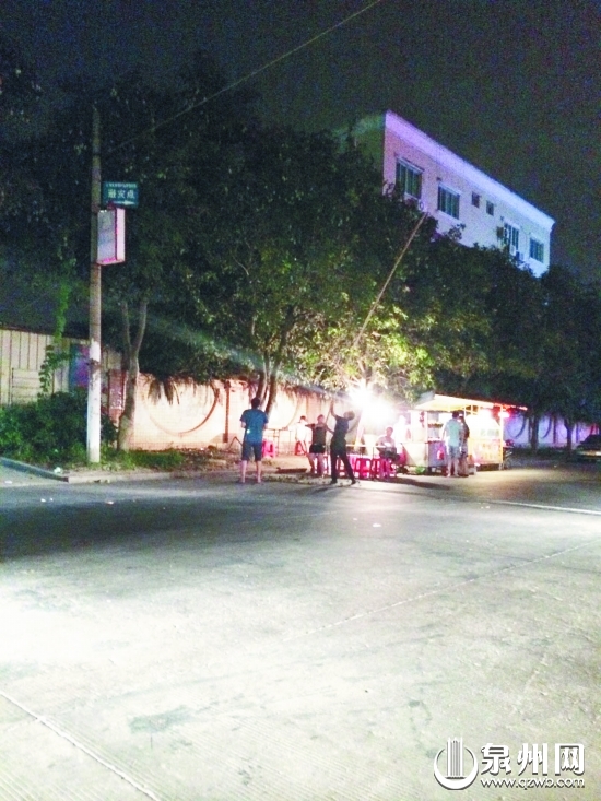 昨晚刺桐北路，有人采摘路邊芒果