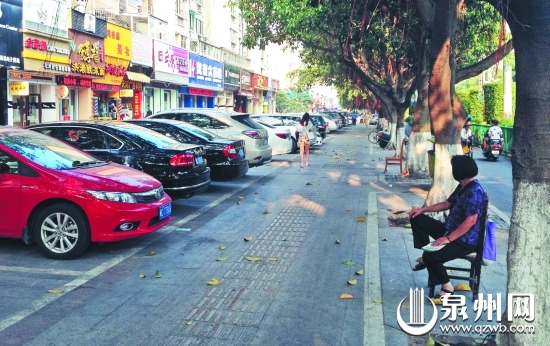 泉秀街中遠(yuǎn)名城段，一名停車位收費(fèi)員著裝不規(guī)范