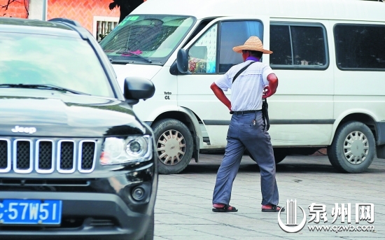 一名停車位收費員未穿統(tǒng)一服裝