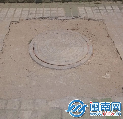 缺少地磚的人行道露出黃土