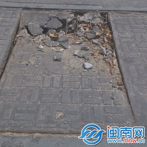 破碎的窨井蓋