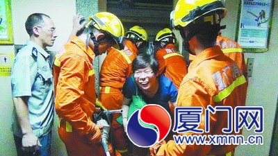 消防人員救出受困電梯人員