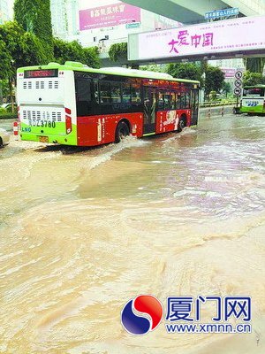 公交車涉水