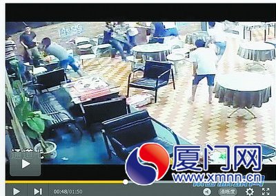 一伙人沖進(jìn)酒吧，一通打砸