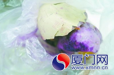 李女士買到的“染色蛋”。