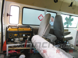 急救車經(jīng)過改裝,車內(nèi)安裝了發(fā)電機(jī)