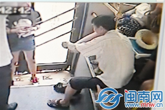 從黃敏暈倒到醫(yī)院，白衣男子一直幫她按腳