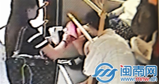 女子找出黃敏的包包，拿起手機(jī)打電話通知她家人