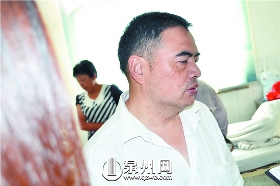 詹文金天天為妻兒的醫(yī)療費(fèi)四處奔波