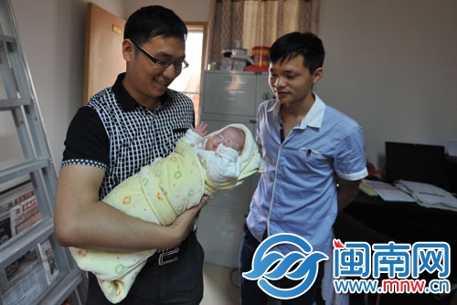歡樂車友會(huì)車友一同接送小女嬰去福利中心