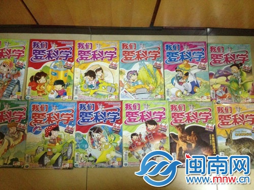 100多本課外書(shū)擺滿葉女士家的客廳