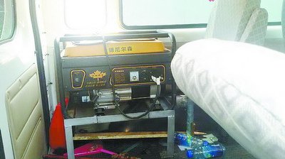 家屬懷疑是車(chē)?yán)锏钠桶l(fā)電機(jī)泄漏了有害氣體