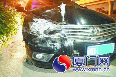 肇事的黑色轎車。