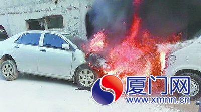 小車自燃“惹火”邊上面包車