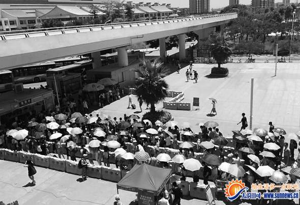 廣場上毫無遮擋,高峰期買票需在烈日下暴曬二三十分鐘