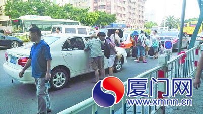 游客向黑車司機問價。