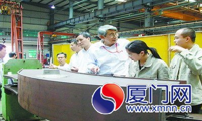 林尚揚院士在廈工焊接車間與工人技術(shù)人員交流