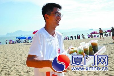 學(xué)生在白城沙灘賣綠豆湯