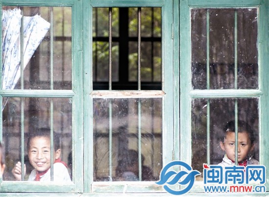 大坂小學經(jīng)費緊張，一年級的窗戶少了一塊玻璃