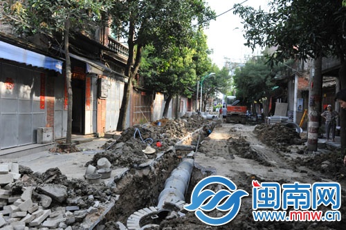 聚寶街二期在翻建，過往行人車輛請慢行