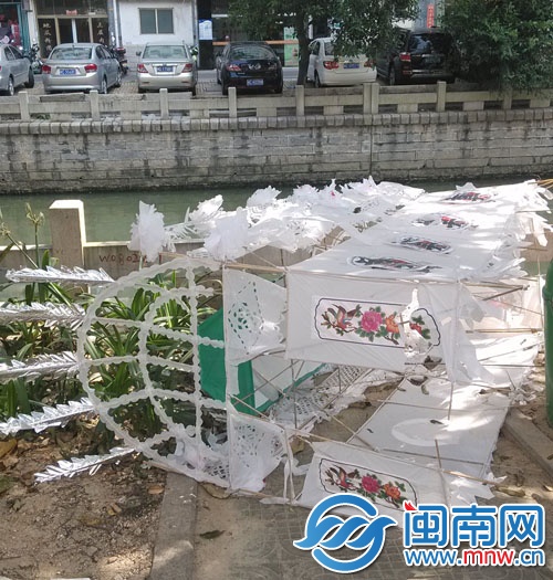 花圈就放在綠化帶里面