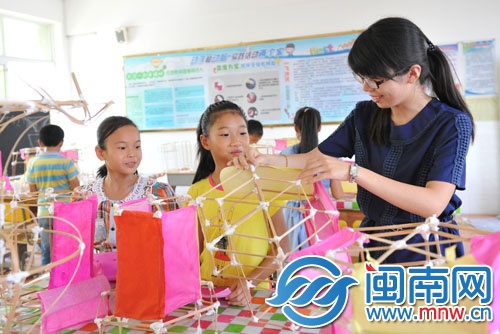 林老師正在教小朋友制作花燈