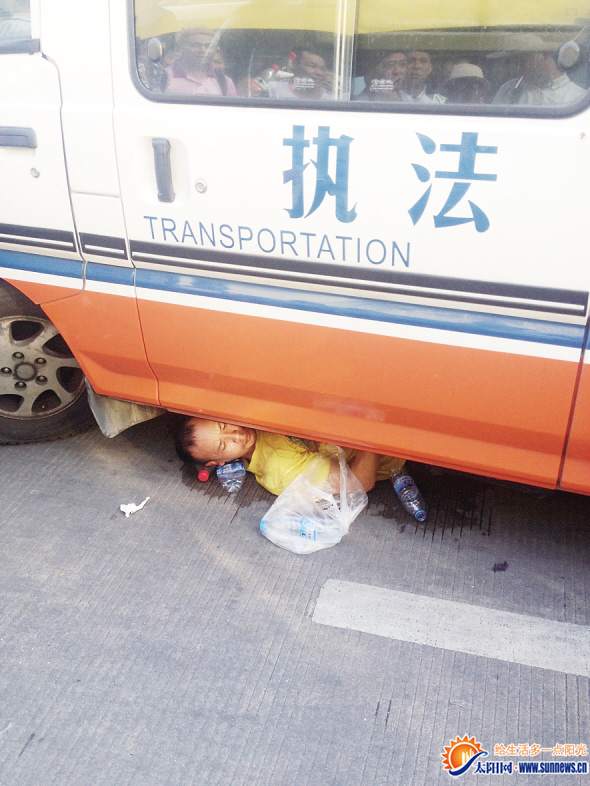 耍賴鉆到執(zhí)法車底