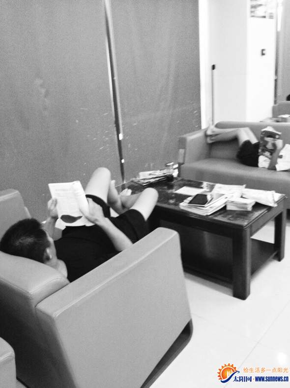 將腳架在茶幾上看書