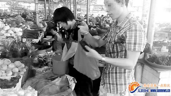 菜市場商家免費為消費者提供塑料購物袋