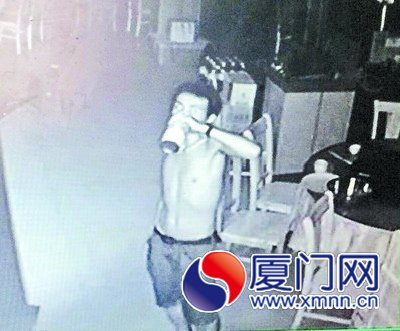 小賊從冰箱拿出啤酒來(lái)喝