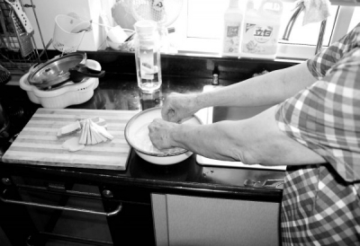 居民用洗菜的水洗手。