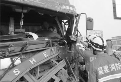 消防官兵破拆救援被困司機(jī)。