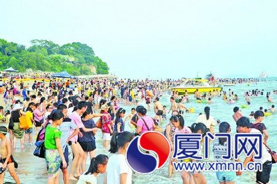 昨日天氣炎熱，許多市民和游客在環(huán)島路海邊戲水消暑