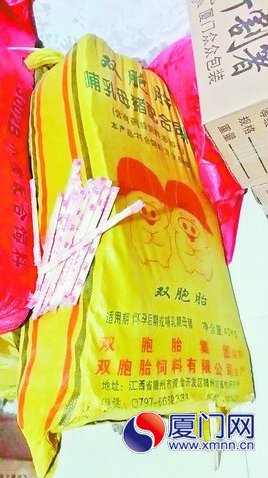 一次性筷子竟然裝在豬飼料袋里