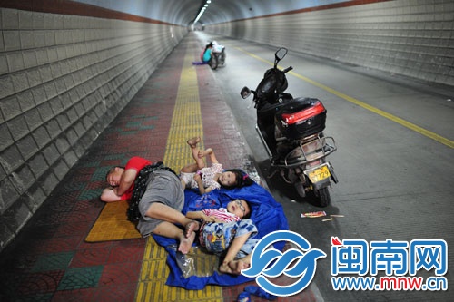泉州大坪山非機動車隧道內(nèi)非常涼快，每天都有人在這