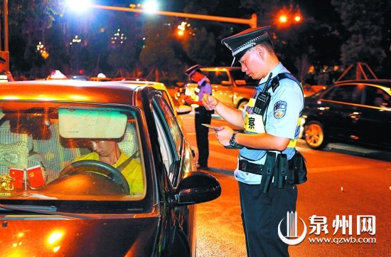 民警對(duì)過(guò)往車(chē)輛進(jìn)行檢查
