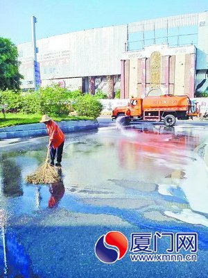 馬路被機(jī)油污染成“溜冰場”