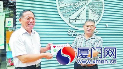 市委文明辦親自將“愛(ài)心飲水站”牌子送到商家門(mén)前