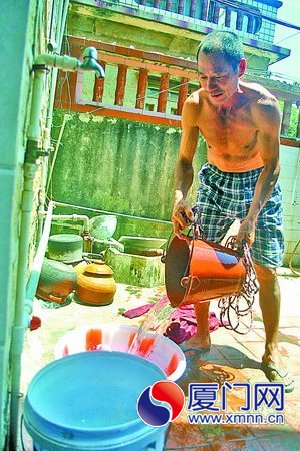 老郭頂著烈日在打水