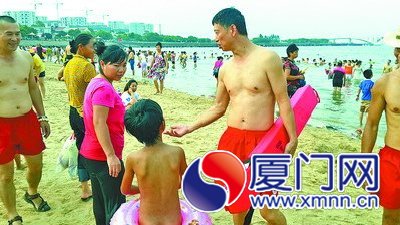 在志愿者執(zhí)勤的海灘,根據游客活動規(guī)律安排救生員工