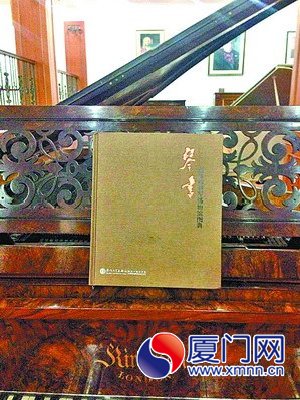 《圖典》封面莊重典雅,內(nèi)頁(yè)精美悅目