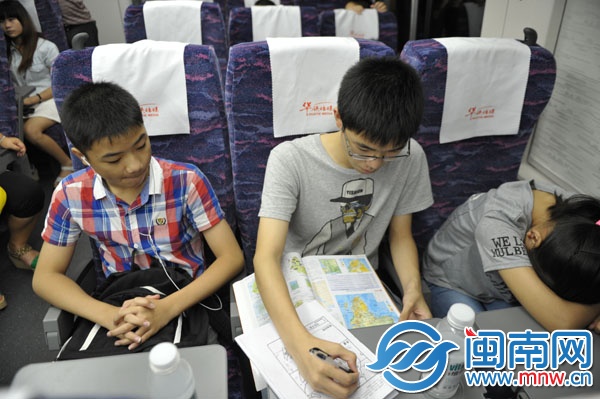 蒲家哥哥在車上做作業(yè)